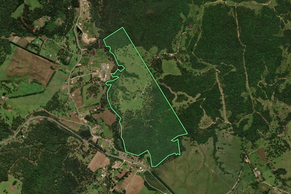 Imagem de satélite do imóvel rural em Campo Alegre (SC), com o contorno declarado no CAR desenhado por cima.