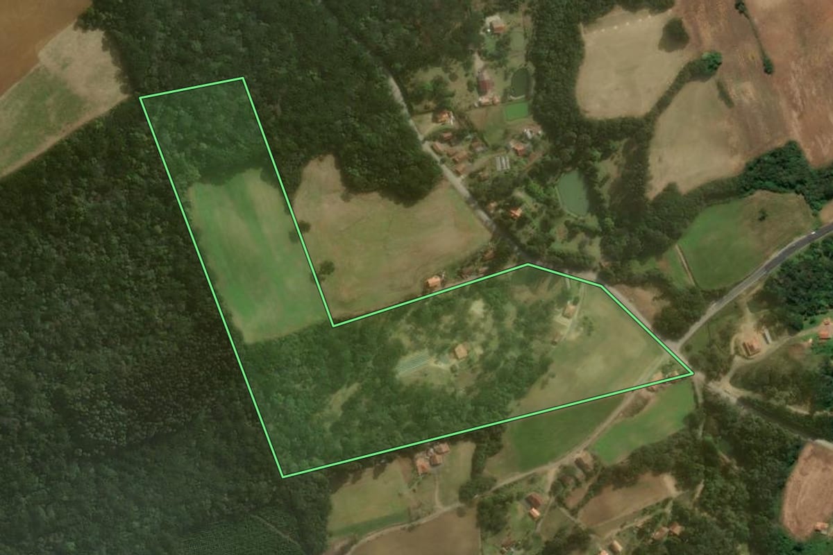Imagem de satélite do imóvel rural em Campo Alegre (SC), com o contorno declarado no CAR desenhado por cima.