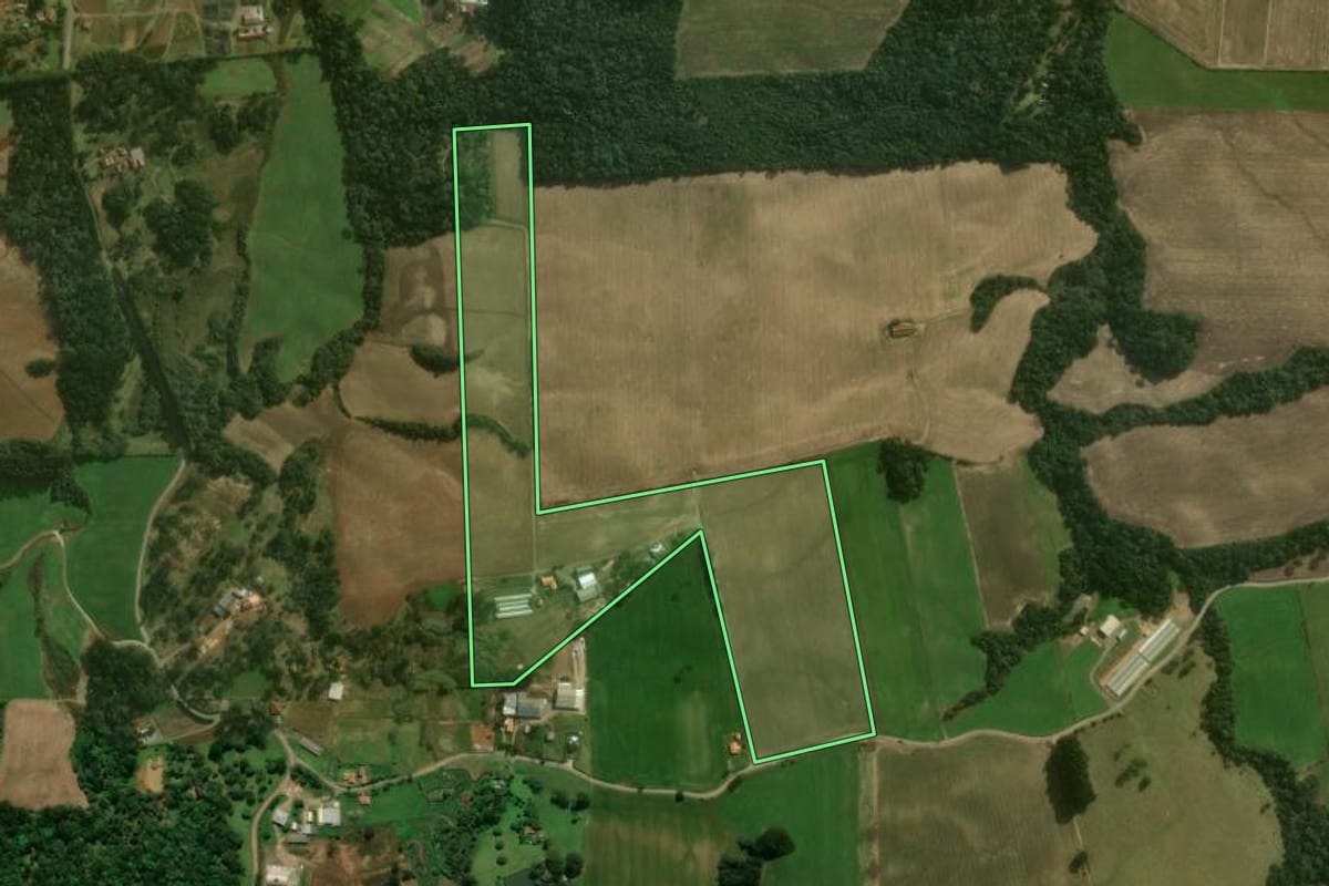 Imagem de satélite do imóvel rural em Campo Alegre (SC), com o contorno declarado no CAR desenhado por cima.