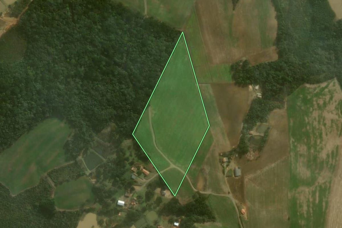 Imagem de satélite do imóvel rural em Campo Alegre (SC), com o contorno declarado no CAR desenhado por cima.