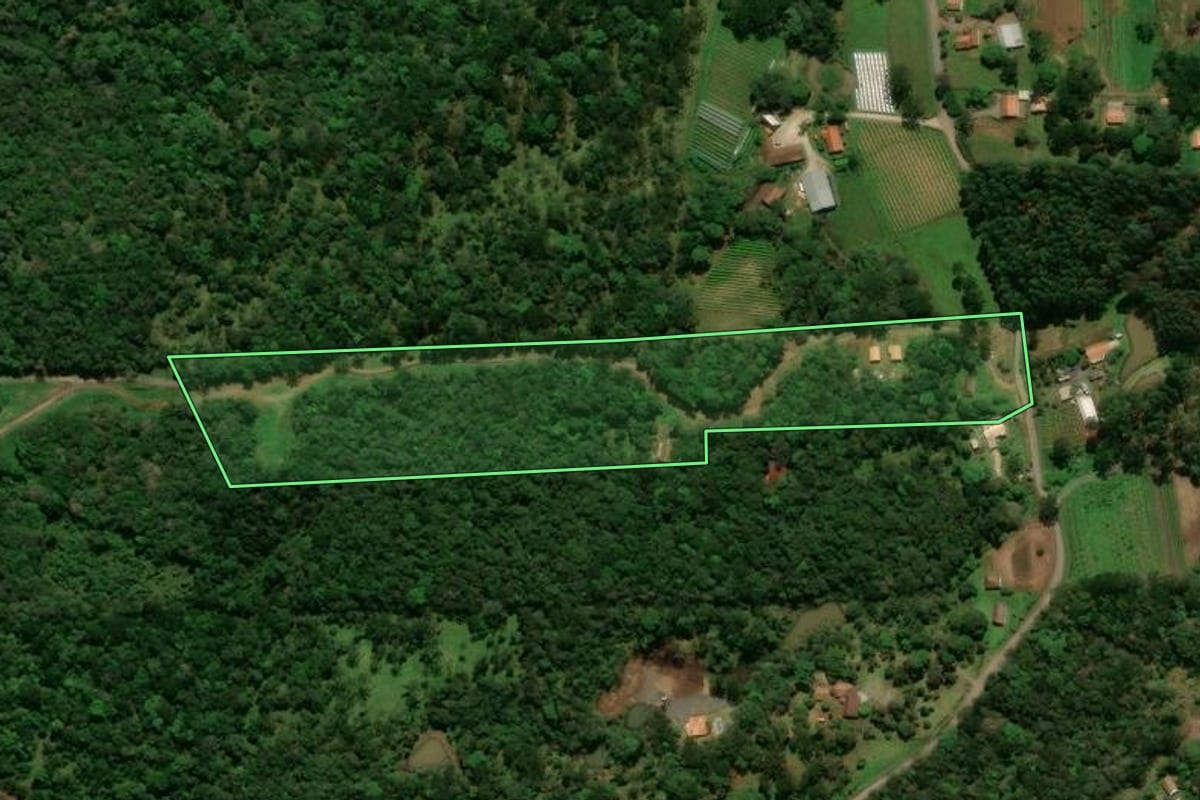 Imagem de satélite do imóvel rural em Campo Alegre (SC), com o contorno declarado no CAR desenhado por cima.