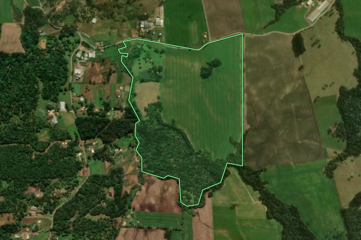 Imagem de satélite do imóvel rural em Campo Alegre (SC), com o contorno declarado no CAR desenhado por cima.