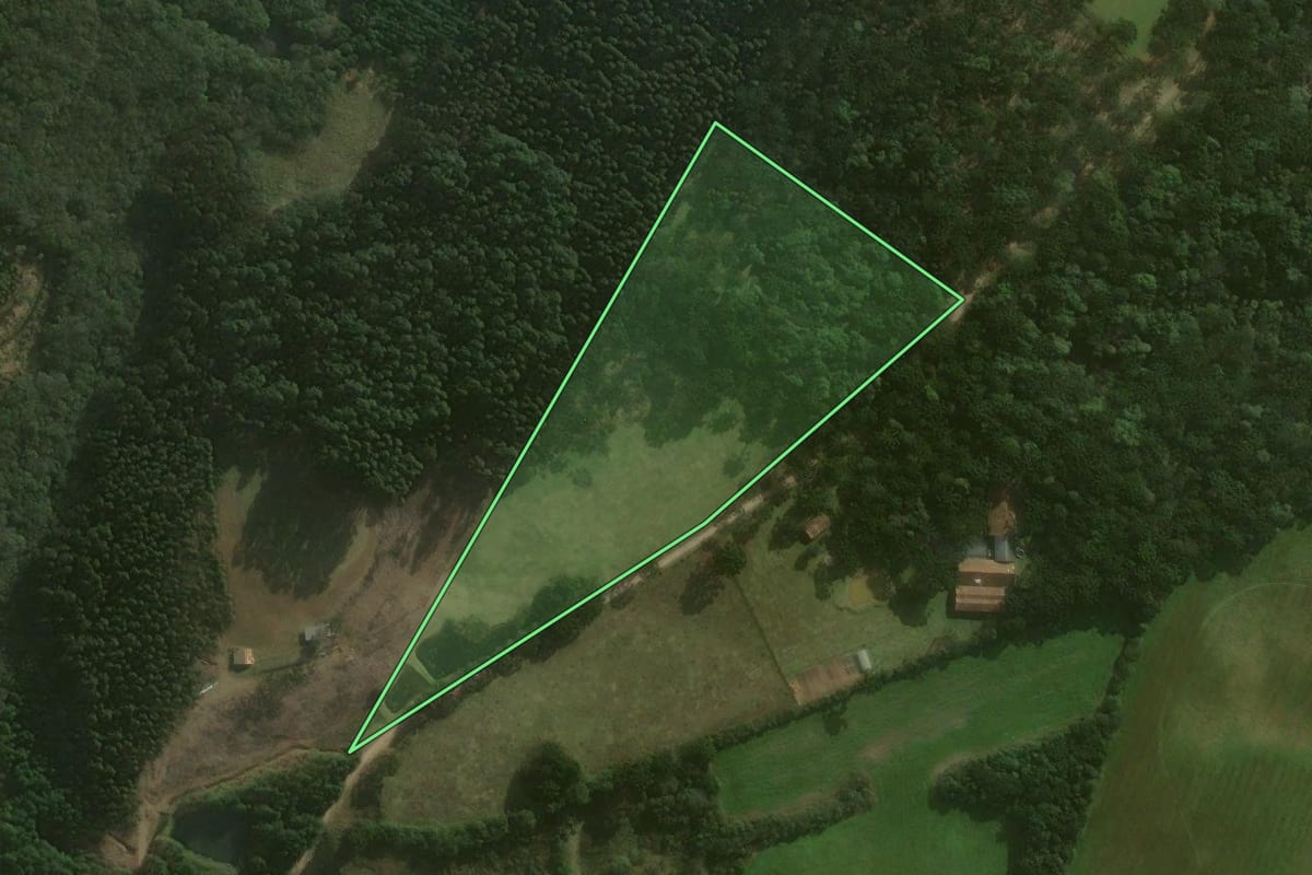 Imagem de satélite do imóvel rural em Campo Alegre (SC), com o contorno declarado no CAR desenhado por cima.
