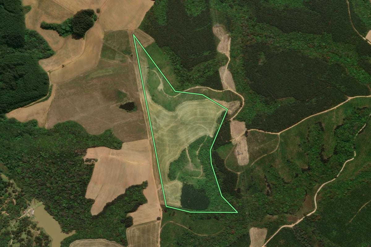 Imagem de satélite do imóvel rural em Campo Alegre (SC), com o contorno declarado no CAR desenhado por cima.