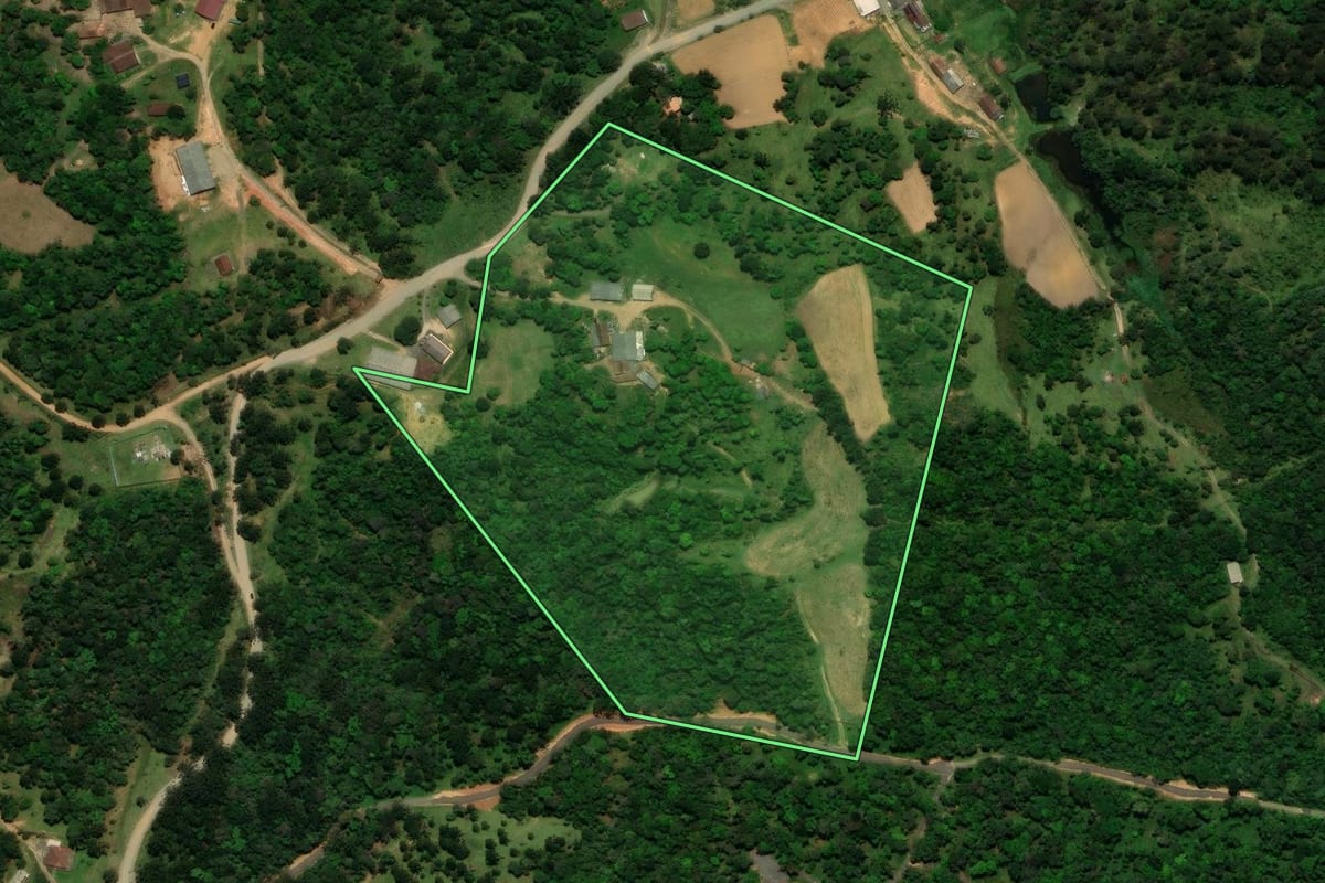 Imagem de satélite do imóvel rural em Campo Alegre (SC), com o contorno declarado no CAR desenhado por cima.