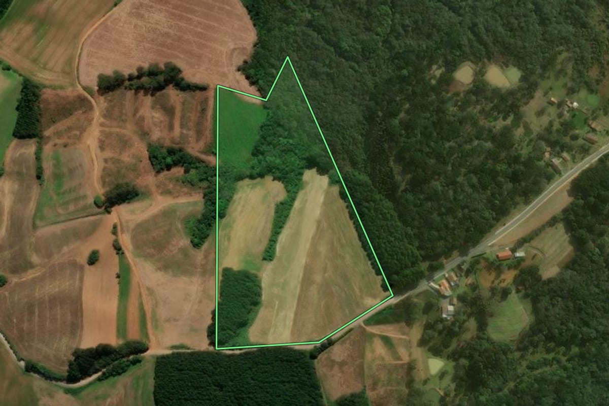 Imagem de satélite do imóvel rural em Campo Alegre (SC), com o contorno declarado no CAR desenhado por cima.