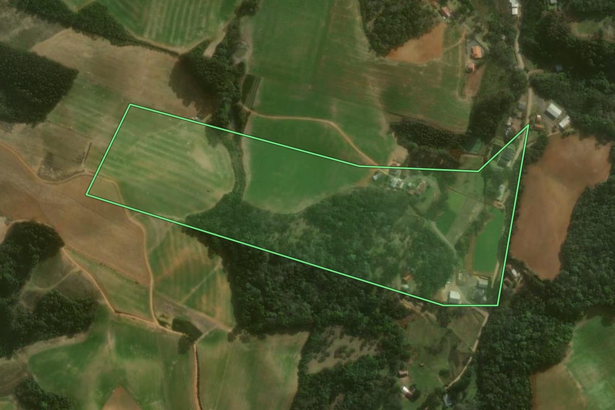 Imagem de satélite do imóvel rural em Campo Alegre (SC), com o contorno declarado no CAR desenhado por cima.