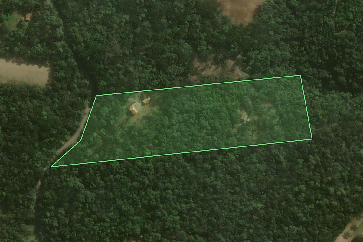 Imagem de satélite do imóvel rural em Campo Alegre (SC), com o contorno declarado no CAR desenhado por cima.