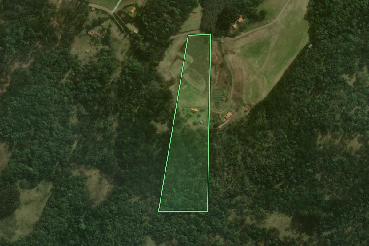 Imagem de satélite do imóvel rural em Campo Alegre (SC), com o contorno declarado no CAR desenhado por cima.