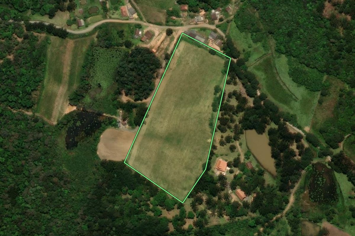 Imagem de satélite do imóvel rural em Campo Alegre (SC), com o contorno declarado no CAR desenhado por cima.