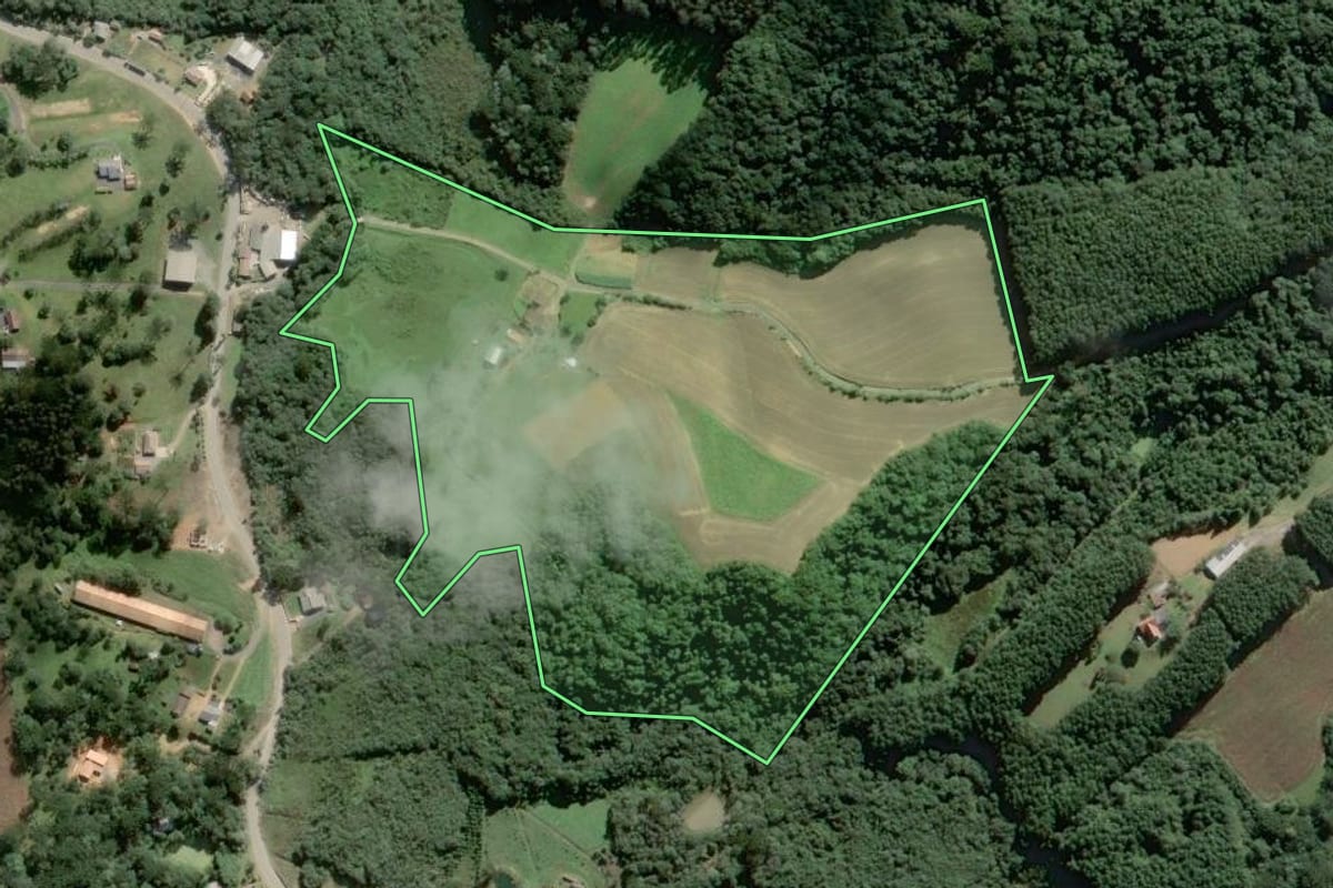 Imagem de satélite do imóvel rural em Campo Alegre (SC), com o contorno declarado no CAR desenhado por cima.