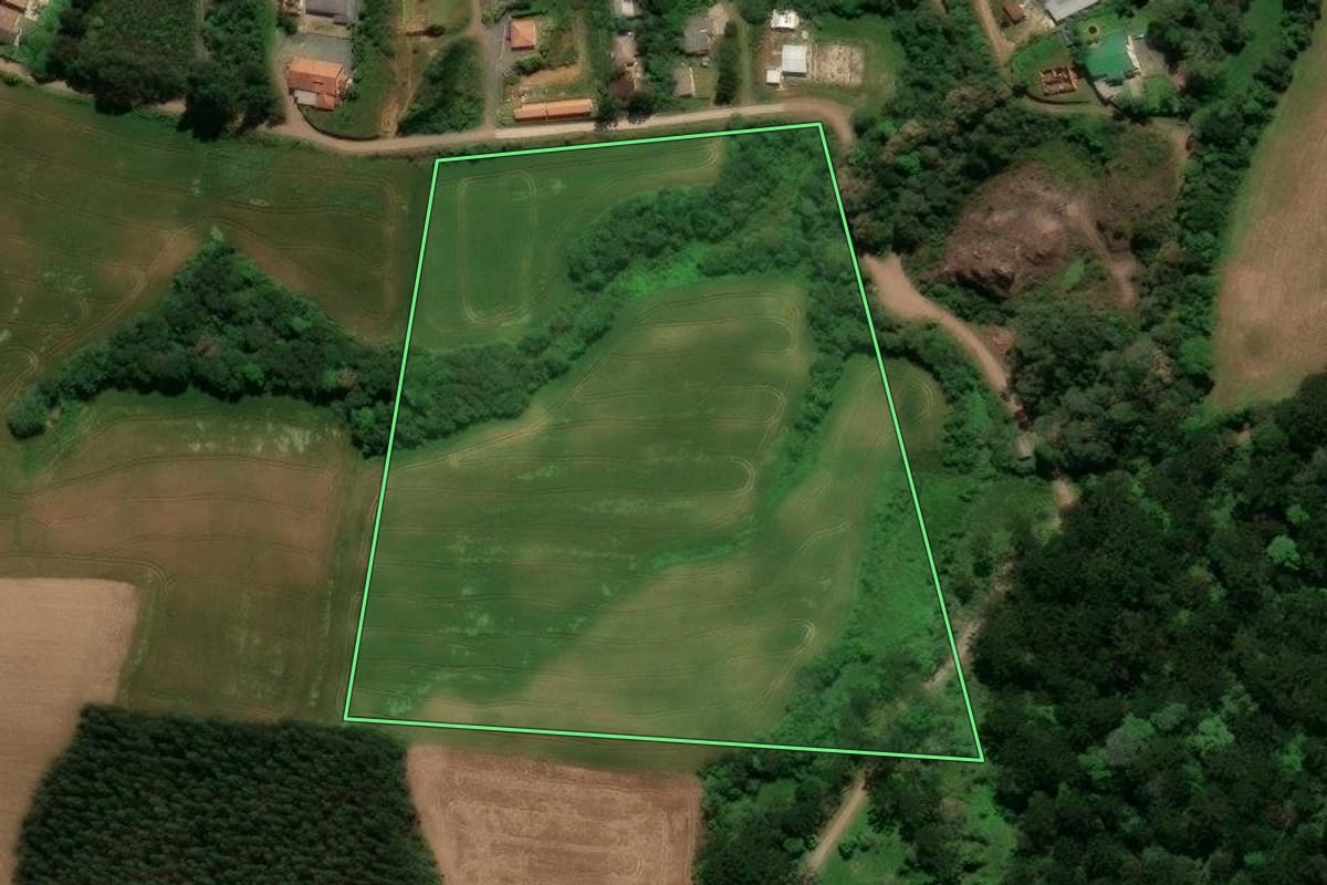Imagem de satélite do imóvel rural em Campo Alegre (SC), com o contorno declarado no CAR desenhado por cima.