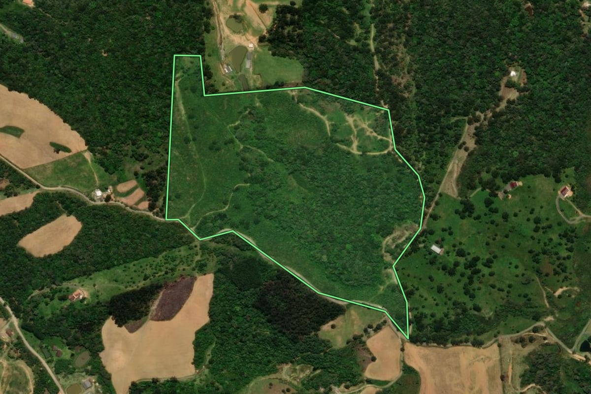 Imagem de satélite do imóvel rural em Campo Alegre (SC), com o contorno declarado no CAR desenhado por cima.