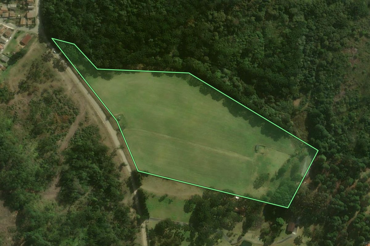 Imagem de satélite do imóvel rural em Campo Alegre (SC), com o contorno declarado no CAR desenhado por cima.
