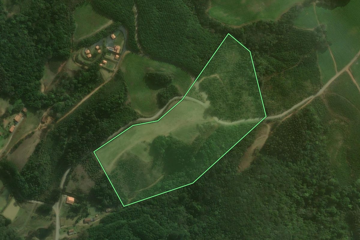 Imagem de satélite do imóvel rural em Campo Alegre (SC), com o contorno declarado no CAR desenhado por cima.
