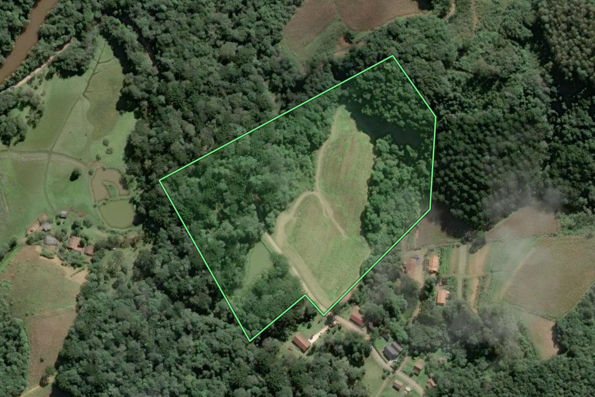 Imagem de satélite do imóvel rural em Campo Alegre (SC), com o contorno declarado no CAR desenhado por cima.