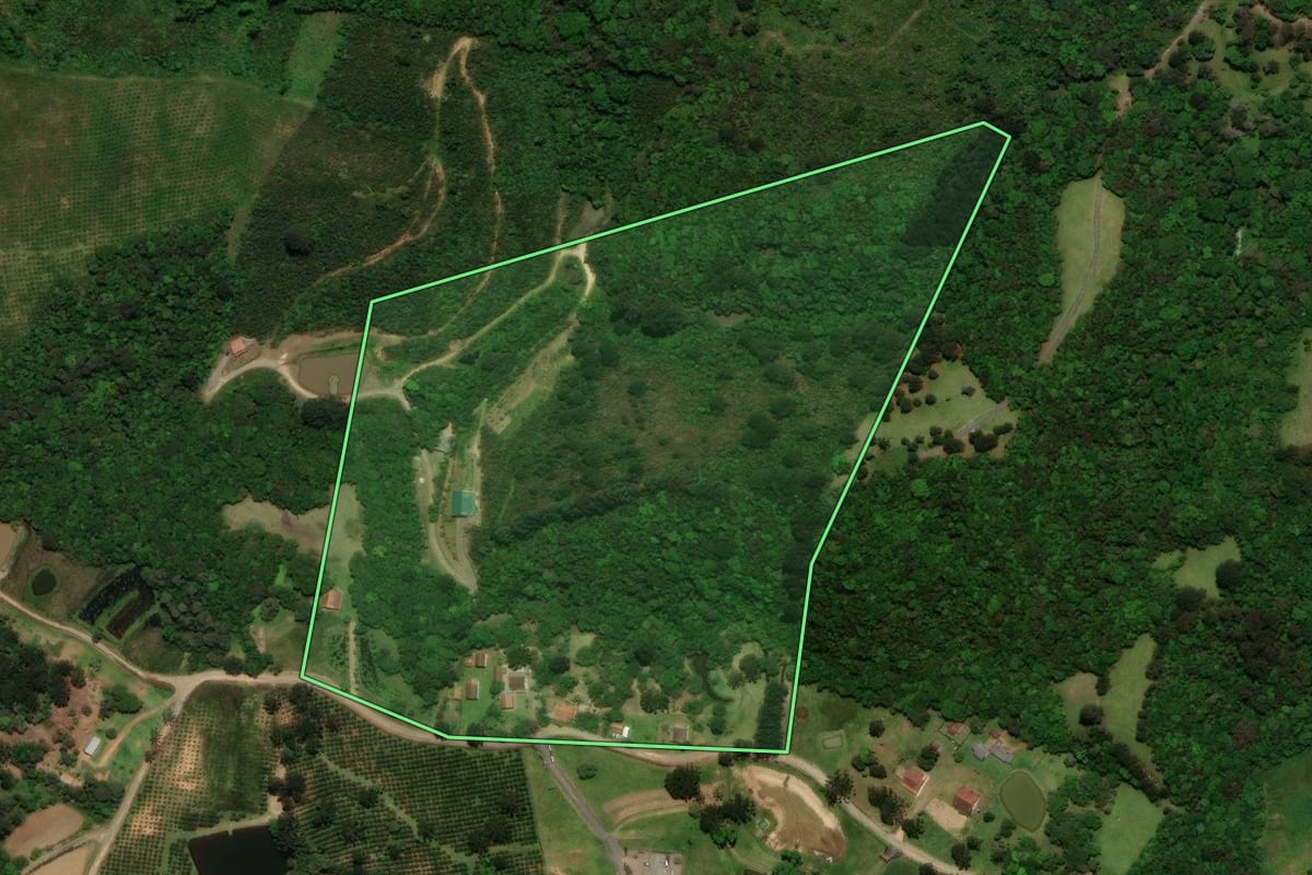 Imagem de satélite do imóvel rural em Campo Alegre (SC), com o contorno declarado no CAR desenhado por cima.