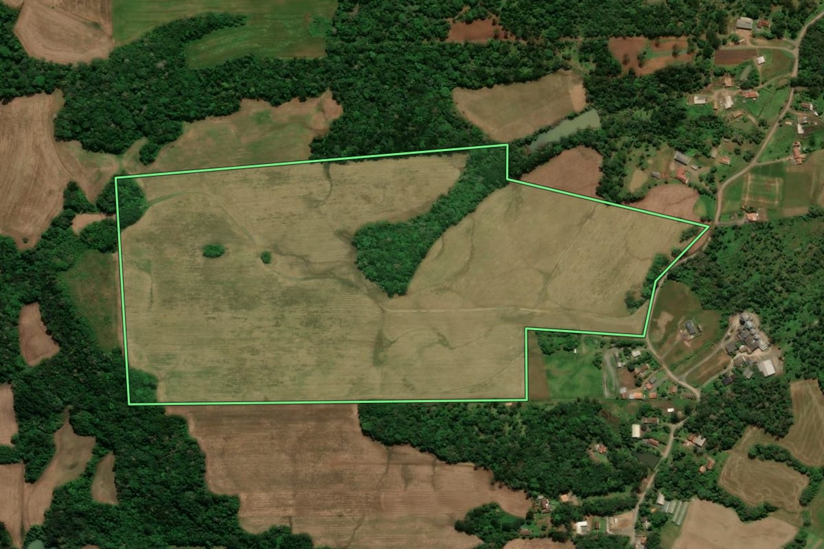 Imagem de satélite do imóvel rural em Campo Alegre (SC), com o contorno declarado no CAR desenhado por cima.