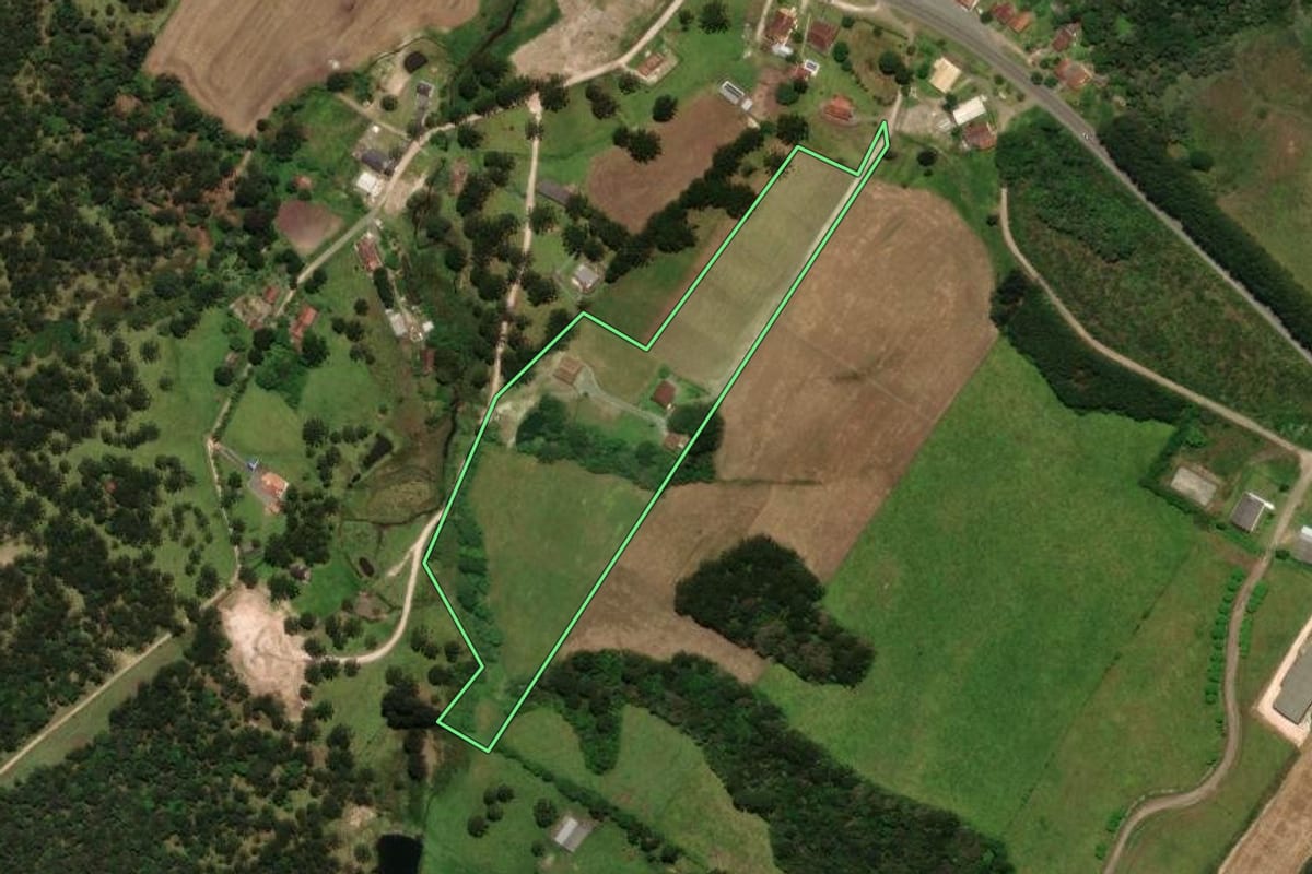 Imagem de satélite do imóvel rural em Campo Alegre (SC), com o contorno declarado no CAR desenhado por cima.