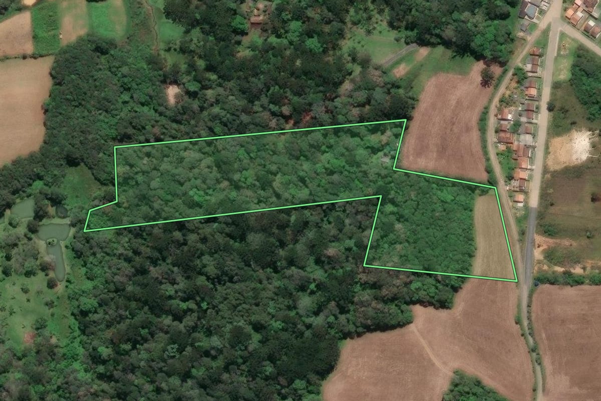 Imagem de satélite do imóvel rural em Campo Alegre (SC), com o contorno declarado no CAR desenhado por cima.
