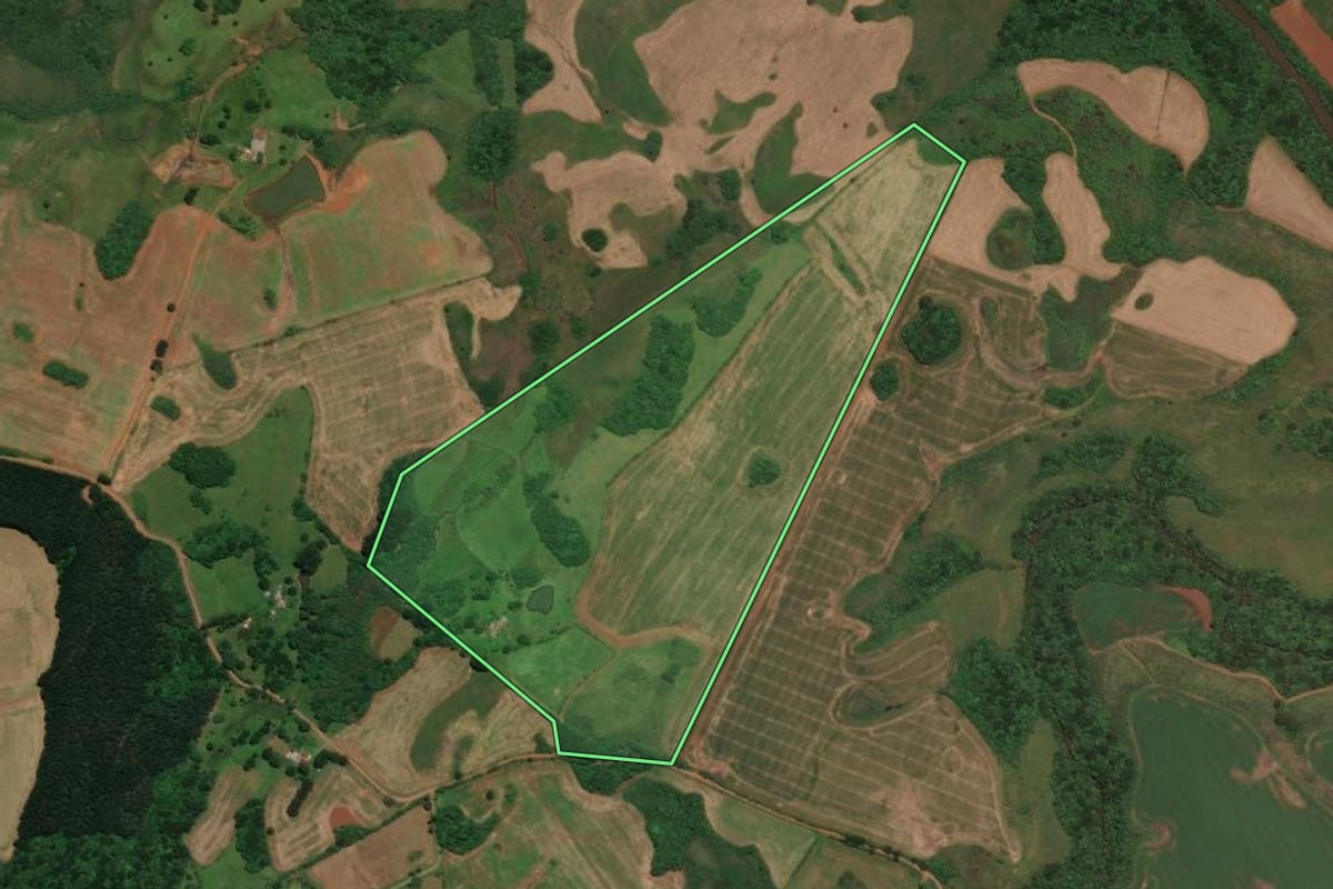 Imagem de satélite do imóvel rural em Campo Belo do Sul (SC), com o contorno declarado no CAR desenhado por cima.