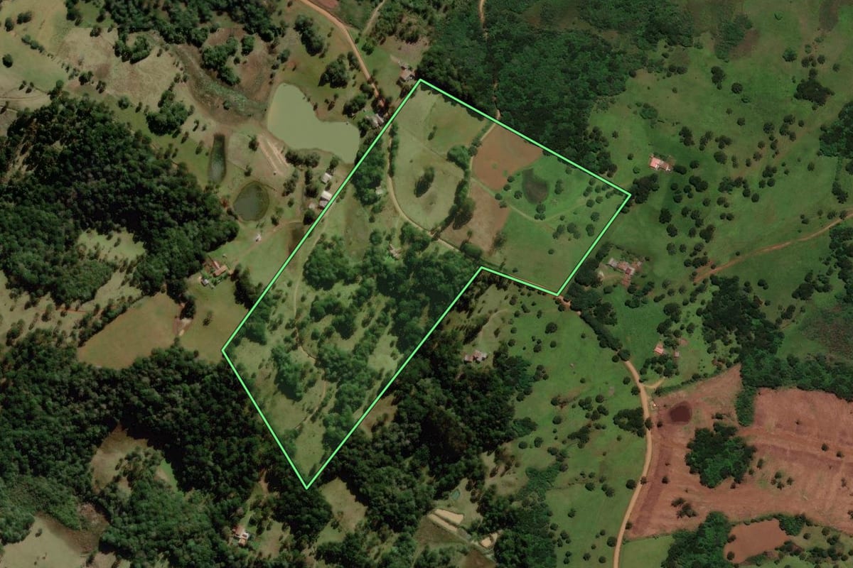 Imagem de satélite do imóvel rural em Campo Belo do Sul (SC), com o contorno declarado no CAR desenhado por cima.