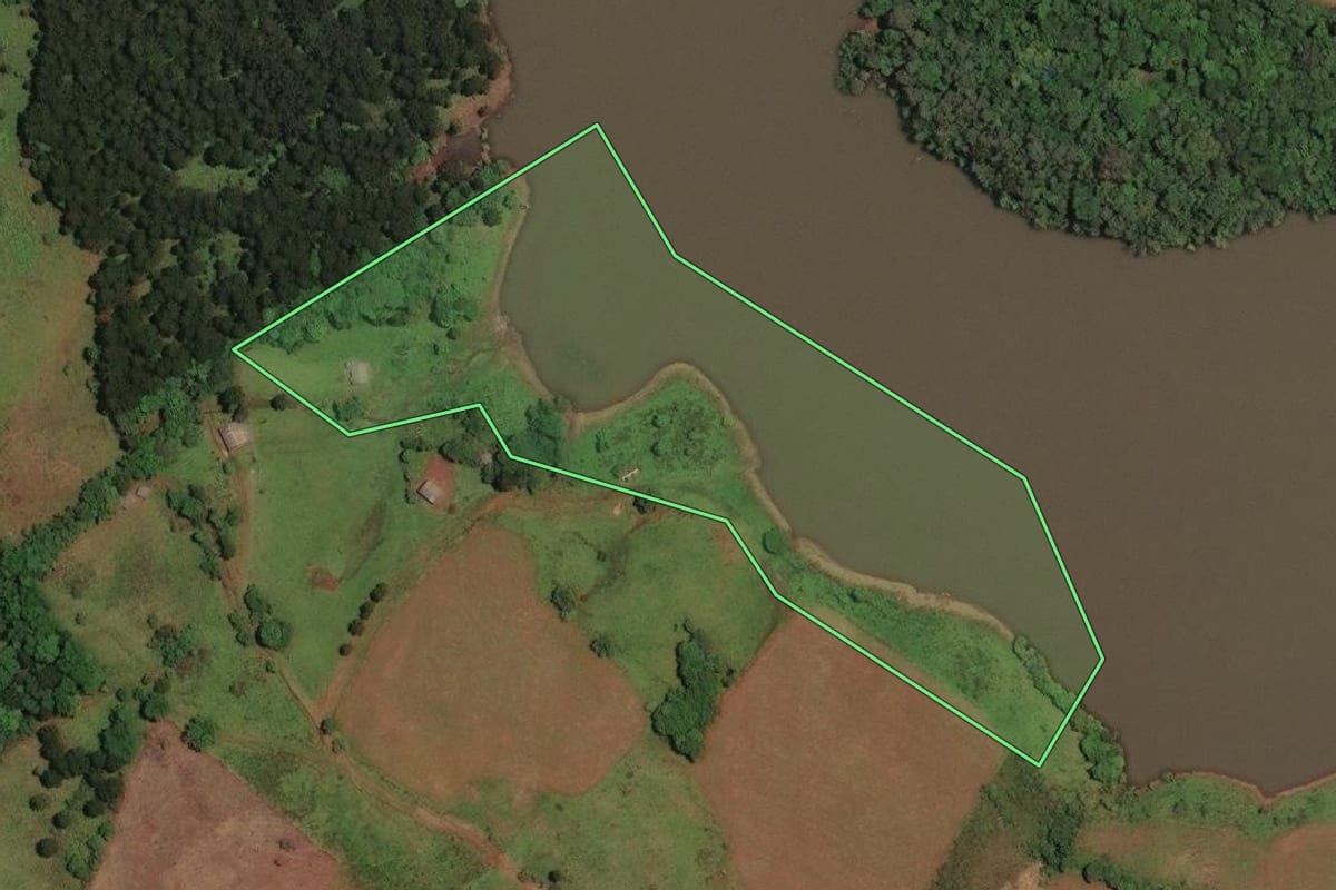 Imagem de satélite do imóvel rural em Campo Belo do Sul (SC), com o contorno declarado no CAR desenhado por cima.
