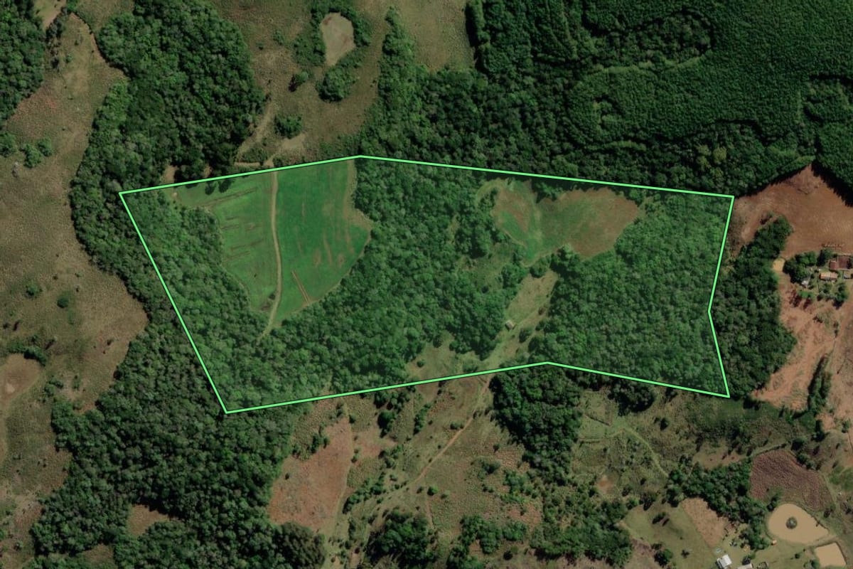 Imagem de satélite do imóvel rural em Campo Belo do Sul (SC), com o contorno declarado no CAR desenhado por cima.
