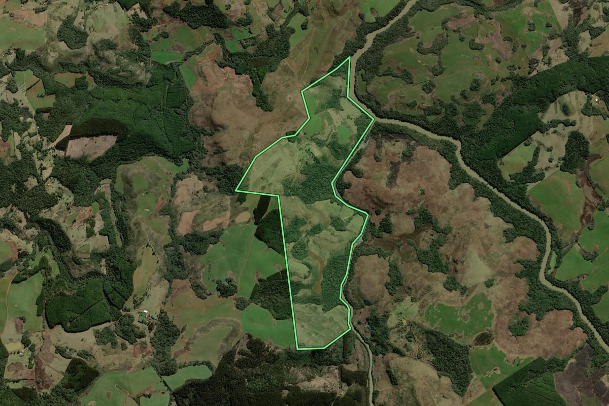 Imagem de satélite do imóvel rural em Campo Belo do Sul (SC), com o contorno declarado no CAR desenhado por cima.