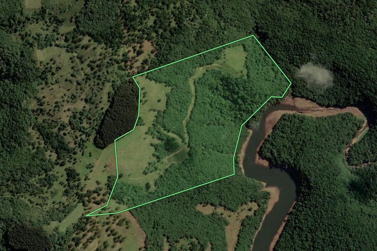 Imagem de satélite do imóvel rural em Campo Belo do Sul (SC), com o contorno declarado no CAR desenhado por cima.