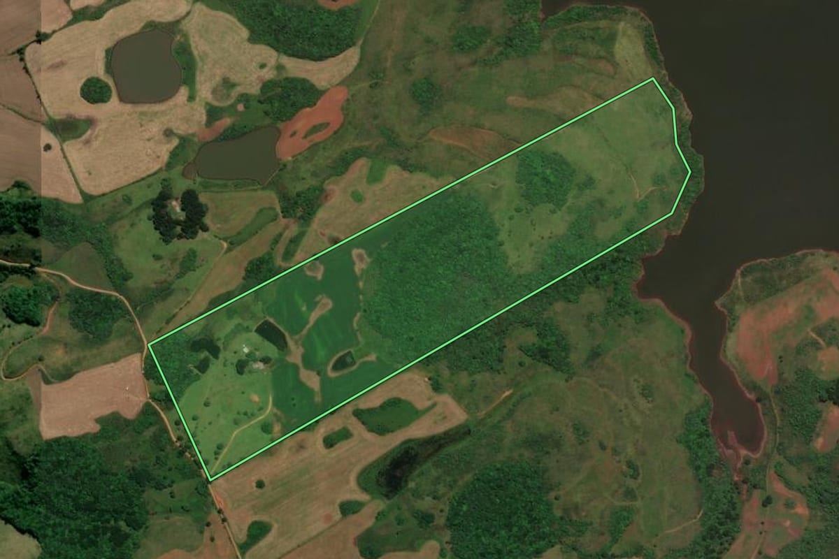 Imagem de satélite do imóvel rural em Campo Belo do Sul (SC), com o contorno declarado no CAR desenhado por cima.