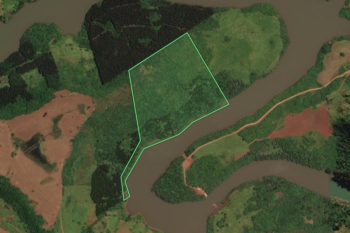 Imagem de satélite do imóvel rural em Campo Belo do Sul (SC), com o contorno declarado no CAR desenhado por cima.