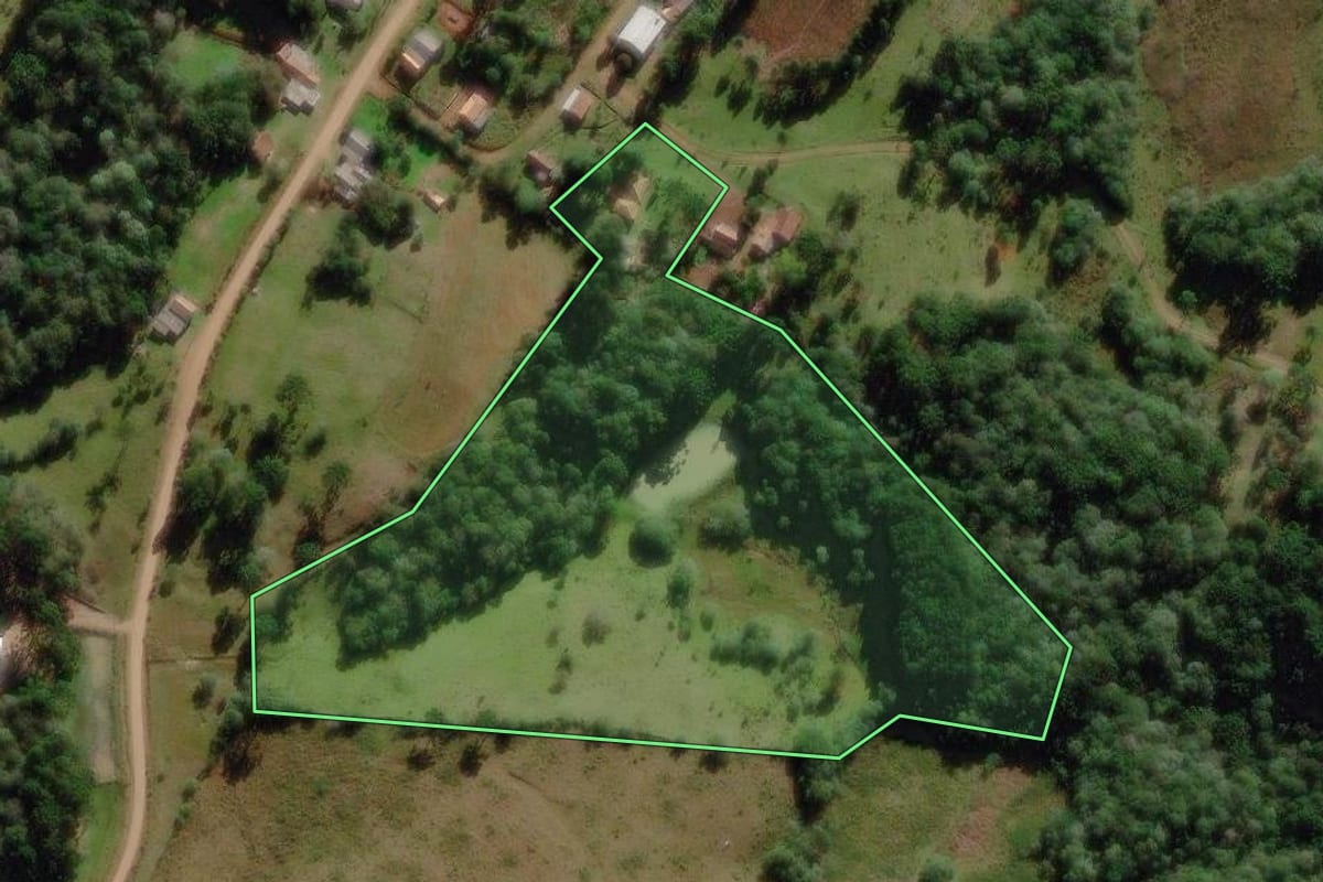 Imagem de satélite do imóvel rural em Campo Belo do Sul (SC), com o contorno declarado no CAR desenhado por cima.