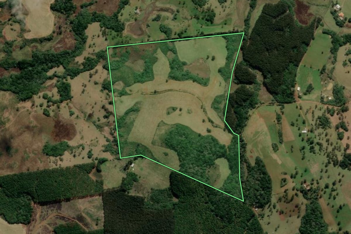Imagem de satélite do imóvel rural em Campo Belo do Sul (SC), com o contorno declarado no CAR desenhado por cima.