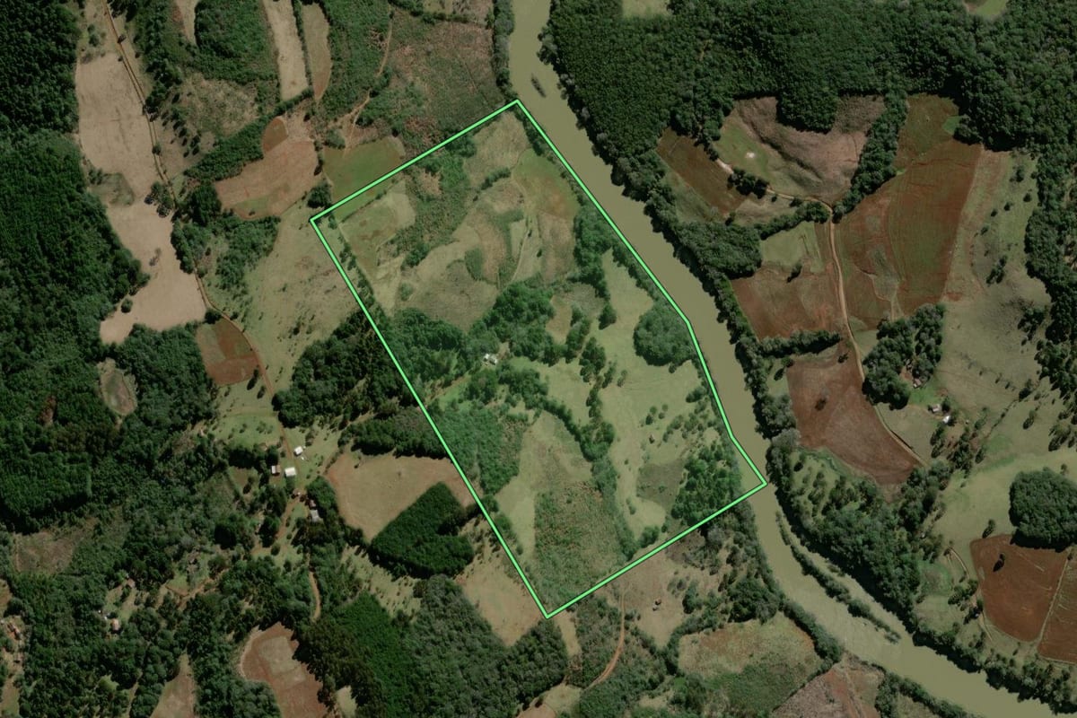 Imagem de satélite do imóvel rural em Campo Belo do Sul (SC), com o contorno declarado no CAR desenhado por cima.