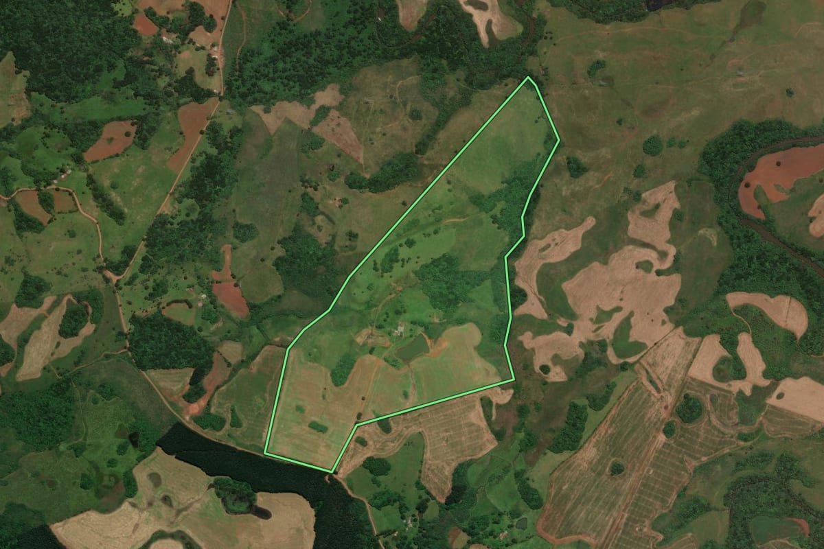 Imagem de satélite do imóvel rural em Campo Belo do Sul (SC), com o contorno declarado no CAR desenhado por cima.