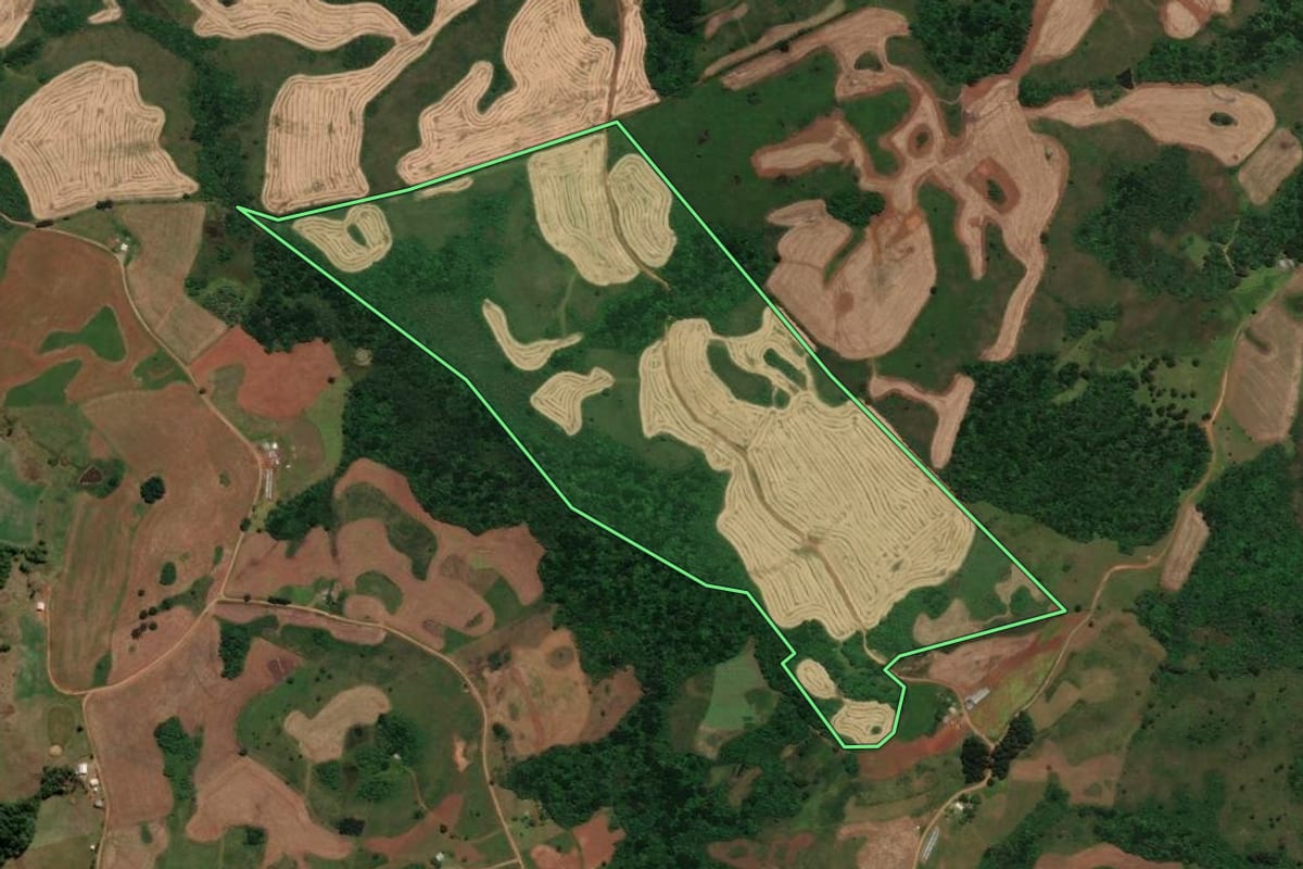 Imagem de satélite do imóvel rural em Campo Belo do Sul (SC), com o contorno declarado no CAR desenhado por cima.