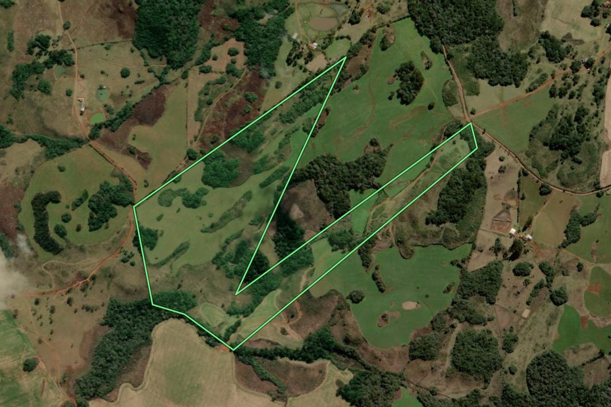 Imagem de satélite do imóvel rural em Campo Belo do Sul (SC), com o contorno declarado no CAR desenhado por cima.