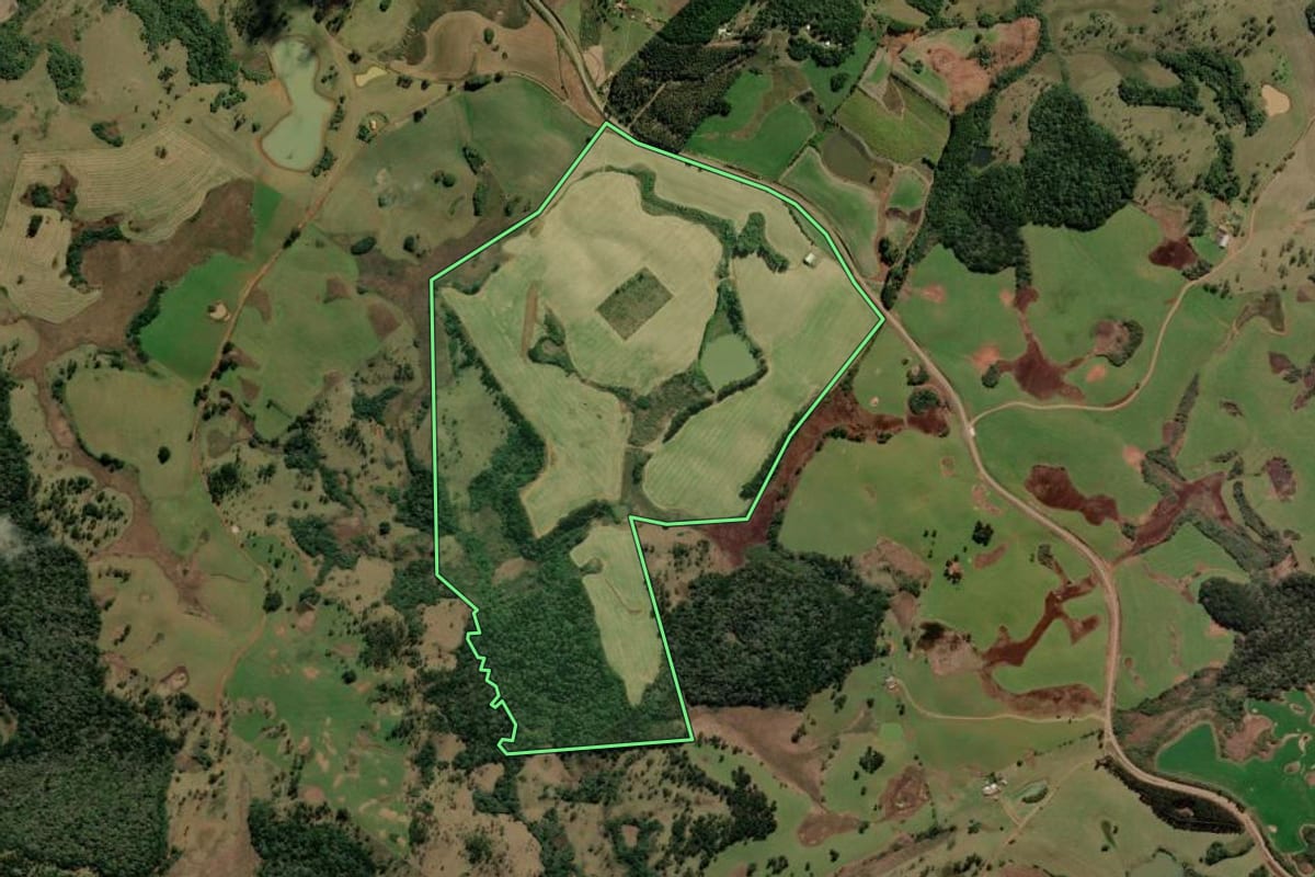 Imagem de satélite do imóvel rural em Campo Belo do Sul (SC), com o contorno declarado no CAR desenhado por cima.