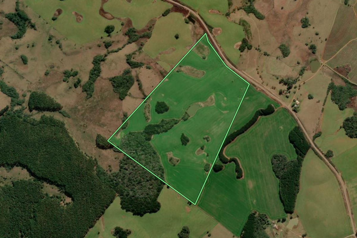 Imagem de satélite do imóvel rural em Campo Belo do Sul (SC), com o contorno declarado no CAR desenhado por cima.