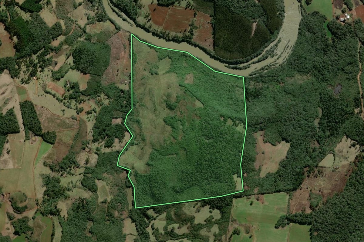 Imagem de satélite do imóvel rural em Campo Belo do Sul (SC), com o contorno declarado no CAR desenhado por cima.