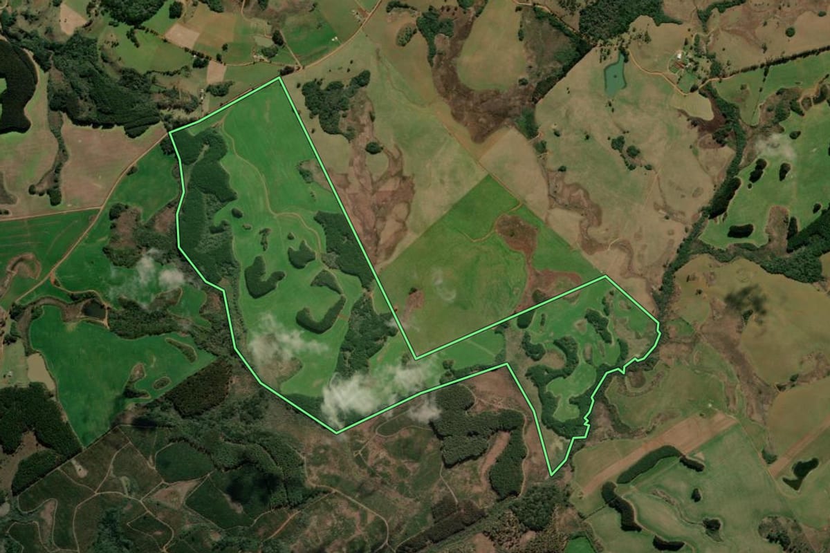 Imagem de satélite do imóvel rural em Campo Belo do Sul (SC), com o contorno declarado no CAR desenhado por cima.