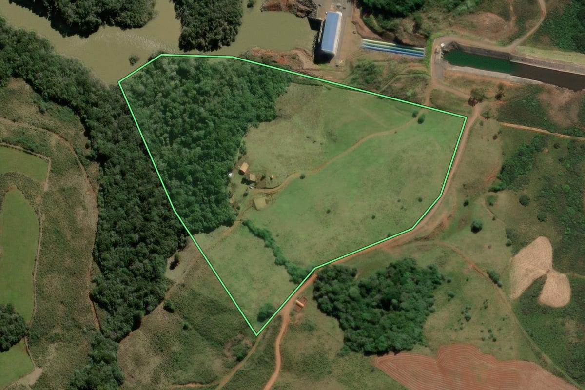 Imagem de satélite do imóvel rural em Campo Belo do Sul (SC), com o contorno declarado no CAR desenhado por cima.