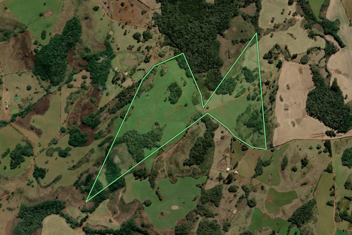 Imagem de satélite do imóvel rural em Campo Belo do Sul (SC), com o contorno declarado no CAR desenhado por cima.
