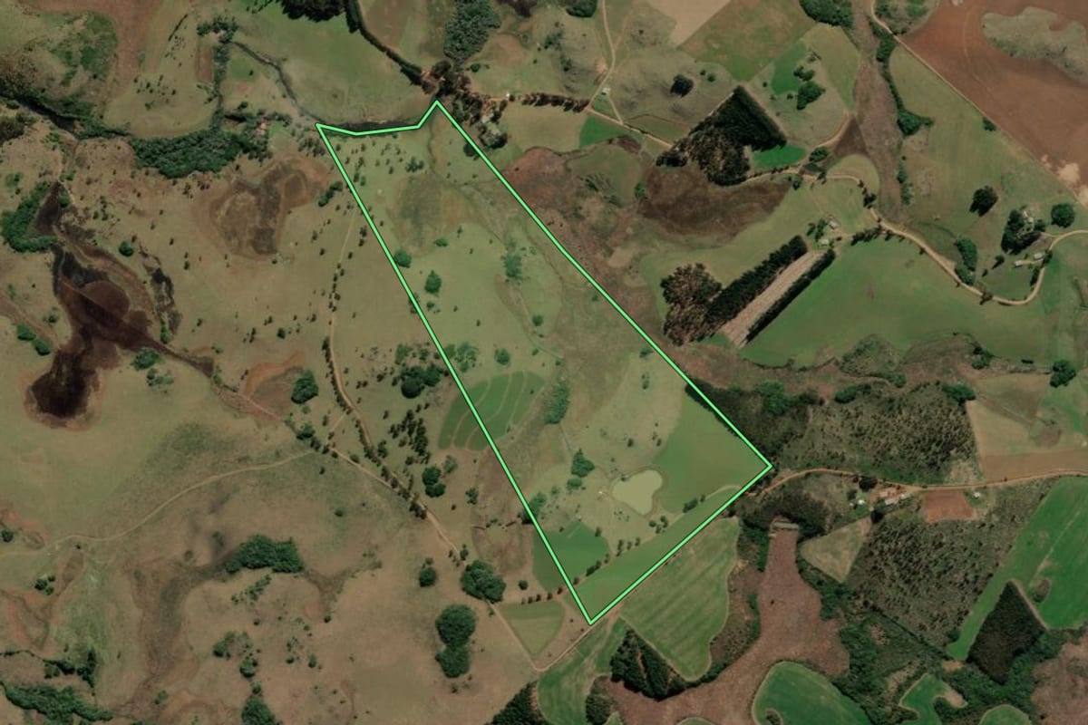 Imagem de satélite do imóvel rural em Campo Belo do Sul (SC), com o contorno declarado no CAR desenhado por cima.