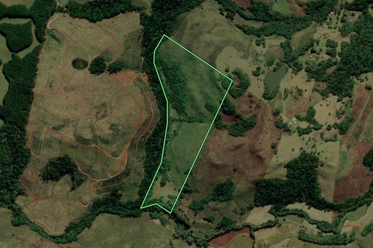 Imagem de satélite do imóvel rural em Campo Belo do Sul (SC), com o contorno declarado no CAR desenhado por cima.