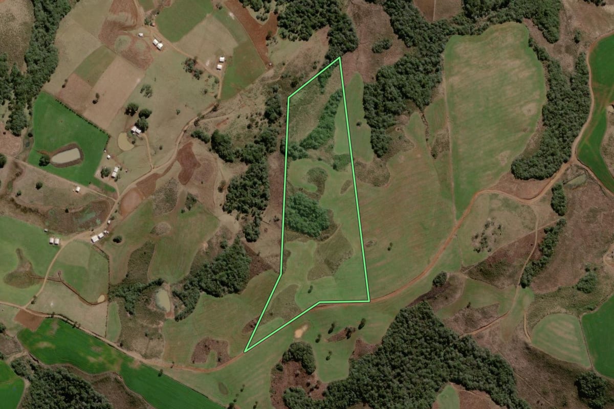 Imagem de satélite do imóvel rural em Campo Belo do Sul (SC), com o contorno declarado no CAR desenhado por cima.
