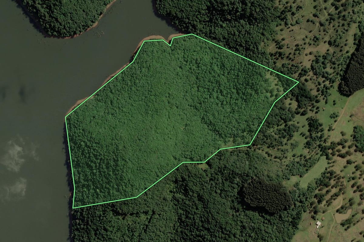 Imagem de satélite do imóvel rural em Campo Belo do Sul (SC), com o contorno declarado no CAR desenhado por cima.