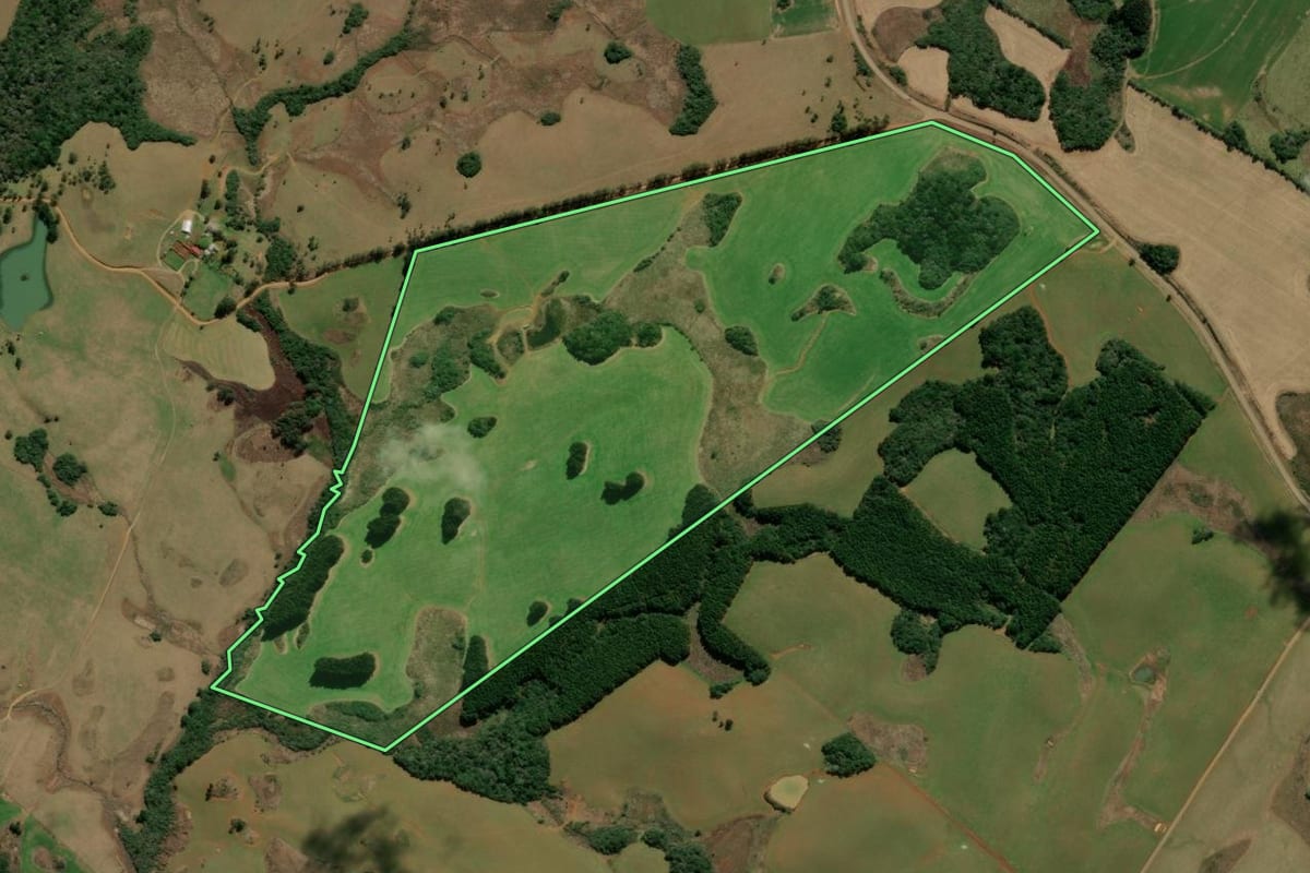 Imagem de satélite do imóvel rural em Campo Belo do Sul (SC), com o contorno declarado no CAR desenhado por cima.