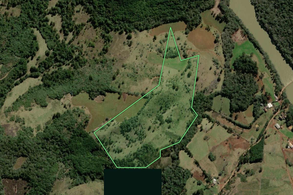 Imagem de satélite do imóvel rural em Campo Belo do Sul (SC), com o contorno declarado no CAR desenhado por cima.